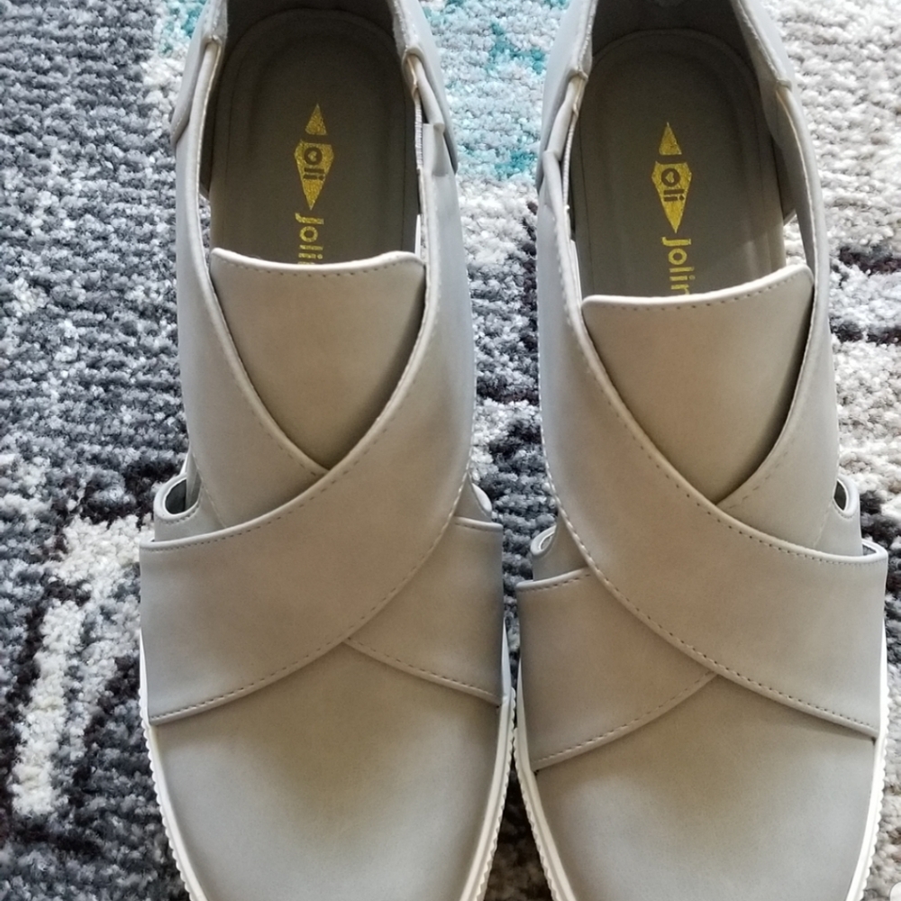 Grey wedge tennies
